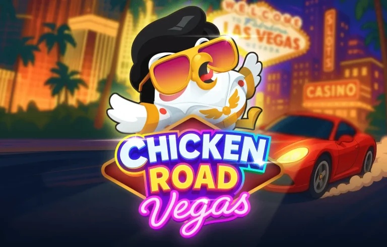 لافتة لعبة "Chicken Road Vegas" تعرض دجاجة كرتونية ترتدي زي إلفيس بريسلي الأبيض ونظارات شمسية كبيرة فوق شعار اللعبة المضيء. يظهر في الخلفية مشهد ليلي لمدينة لاس فيغاس مع سيارة سباق حمراء مسرعة، أشجار نخيل، ولافتات كازينو متوهجة.
